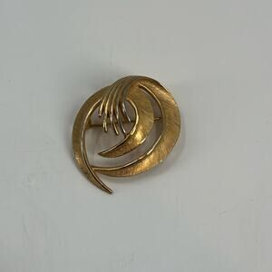 Vintage gold tone trifari brooch